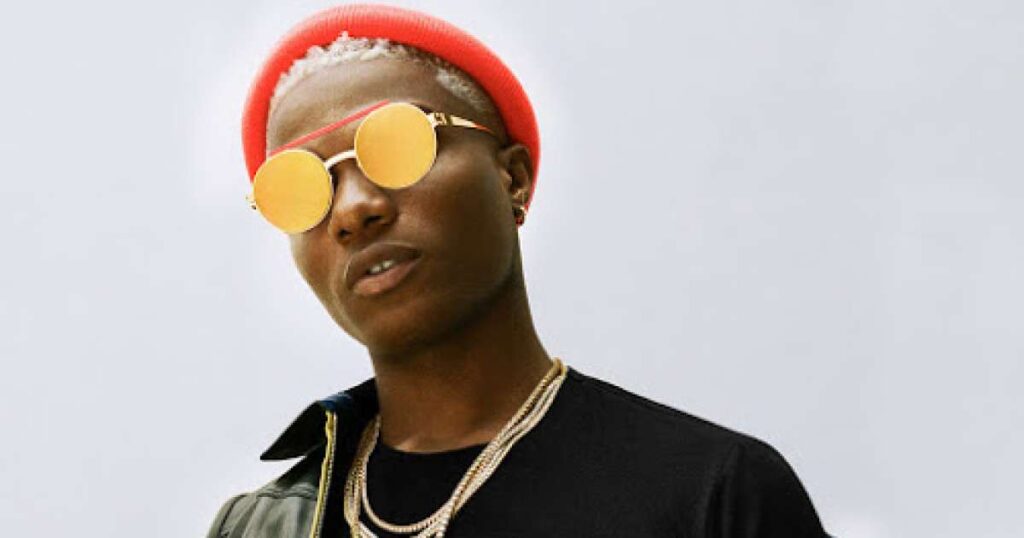 Wizkid Caught Kissing Mysterious Lady in a Club