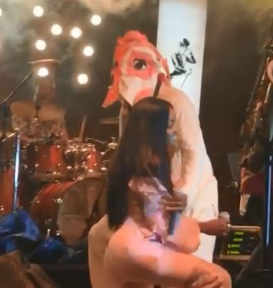 Simi Kneels To Greet Lagbaja On Stage, Says She's Living Her Dreams